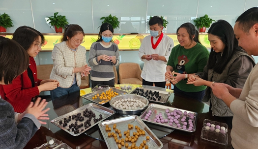 滾湯圓、猜燈謎、制花燈~~元宵節(jié)就要這樣過
